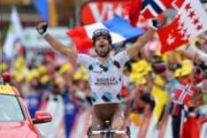 Christophe Riblon won de rit naar Alpe D'Huez. De wielrenner van AG2R hield bovenop de legendarische col de Franse eer hoog. (c) Sporza.be