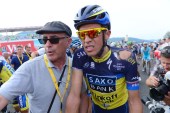 Tijdens de eerste etappe viel de schaduwfavoriet Alberto Contador op zijn schouder. Dat was het eerste teken van verlies voor de Spanjaard. (c) CyclingNews.com